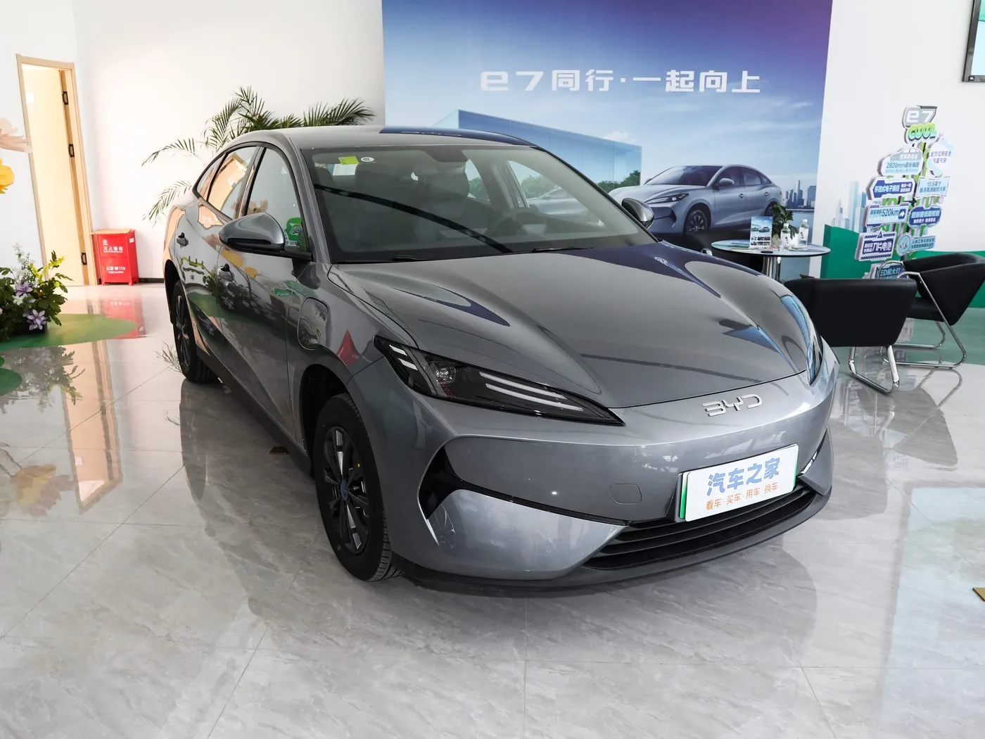 รถยนต์รุ่นใหม่ BYD E7 EV 150 กม. / ชม. ความเร็วสูงสุด 136HP 180Nm แรงบิดรถยนต์ไฟฟ้า 5 ที่นั่ง