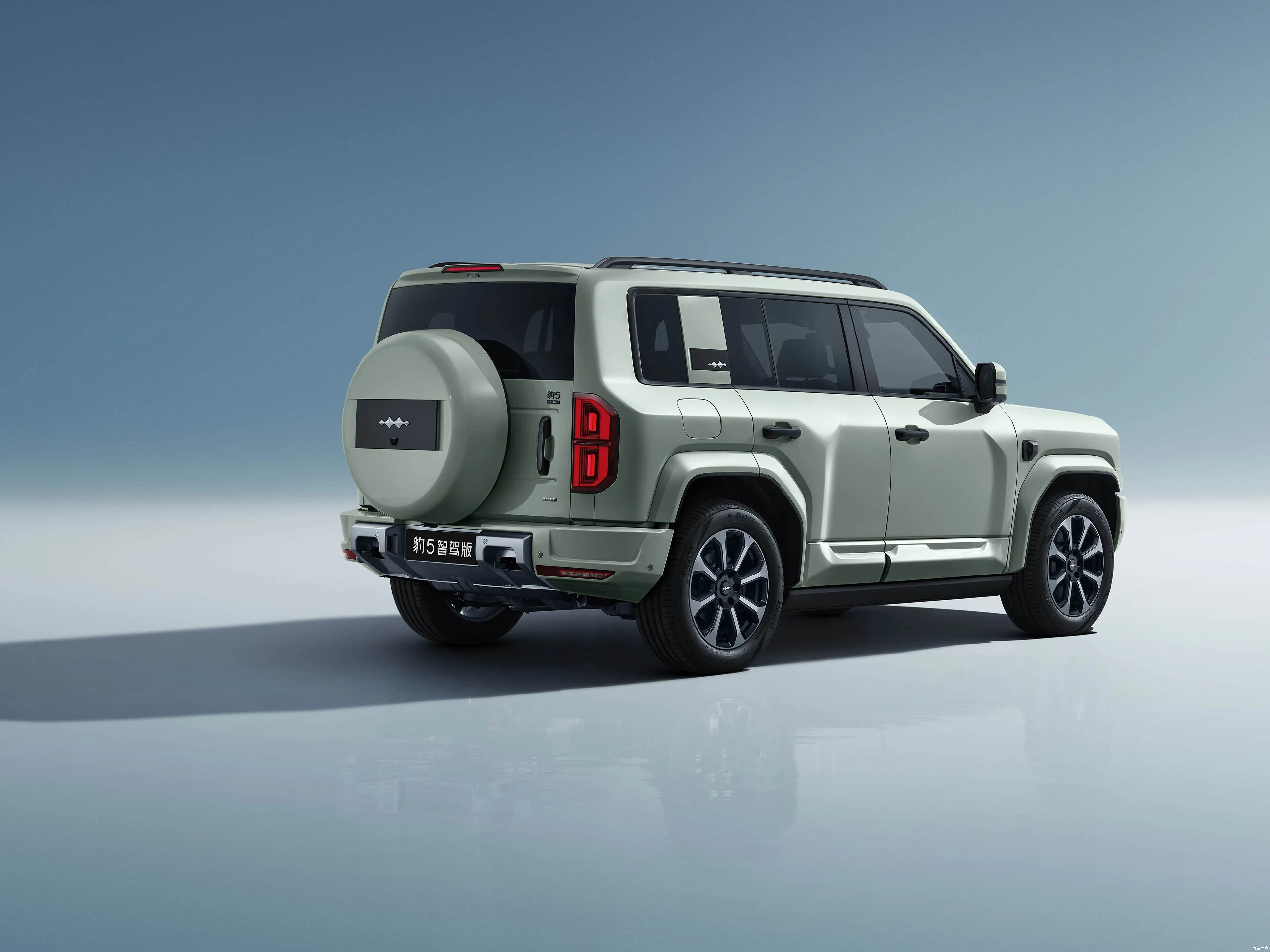 พรีเมี่ยม BYD Leopard 5 Hybrid PHEV SUV แบบออฟโรดพร้อมหน้าจอ 15.6" ขับเคลื่อน 4x4 4WD 83L ถังน้ำมันเชื้อเพลิง