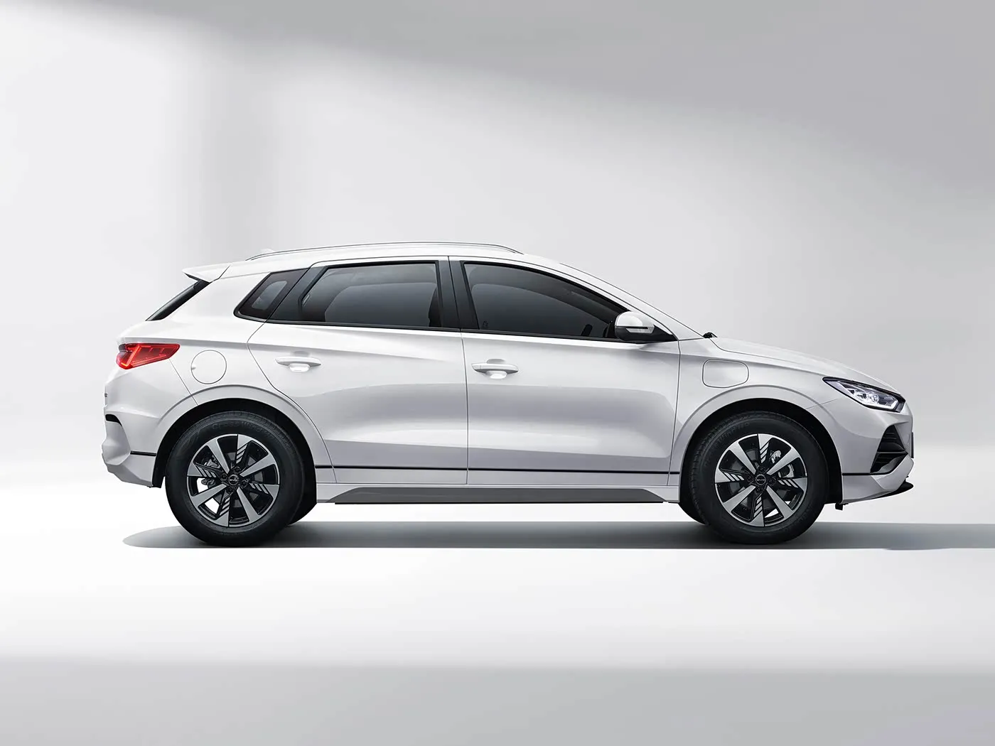 BYD E2 Luxury Electric EV ซีดาน SUV Hatchback พวงมาลัยซ้ายพร้อมมอเตอร์แบตเตอรี่ลิเธียม รถยนต์พลังงานใหม่ของจีน
