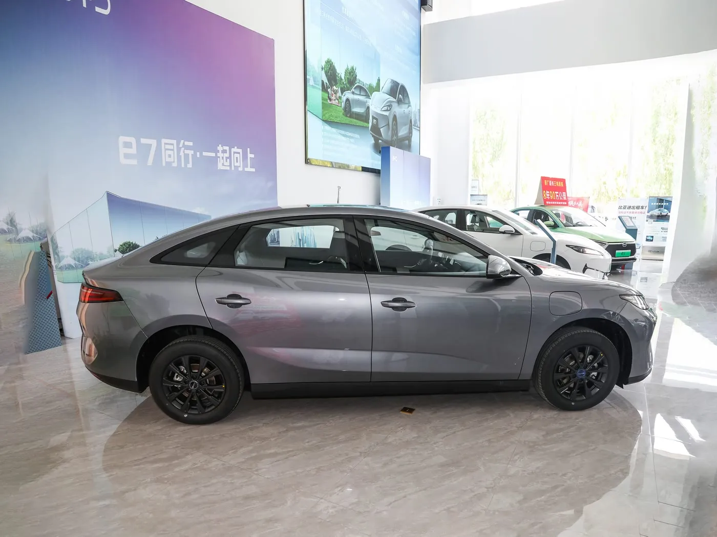 รถยนต์รุ่นใหม่ BYD E7 EV 150 กม. / ชม. ความเร็วสูงสุด 136HP 180Nm แรงบิดรถยนต์ไฟฟ้า 5 ที่นั่ง