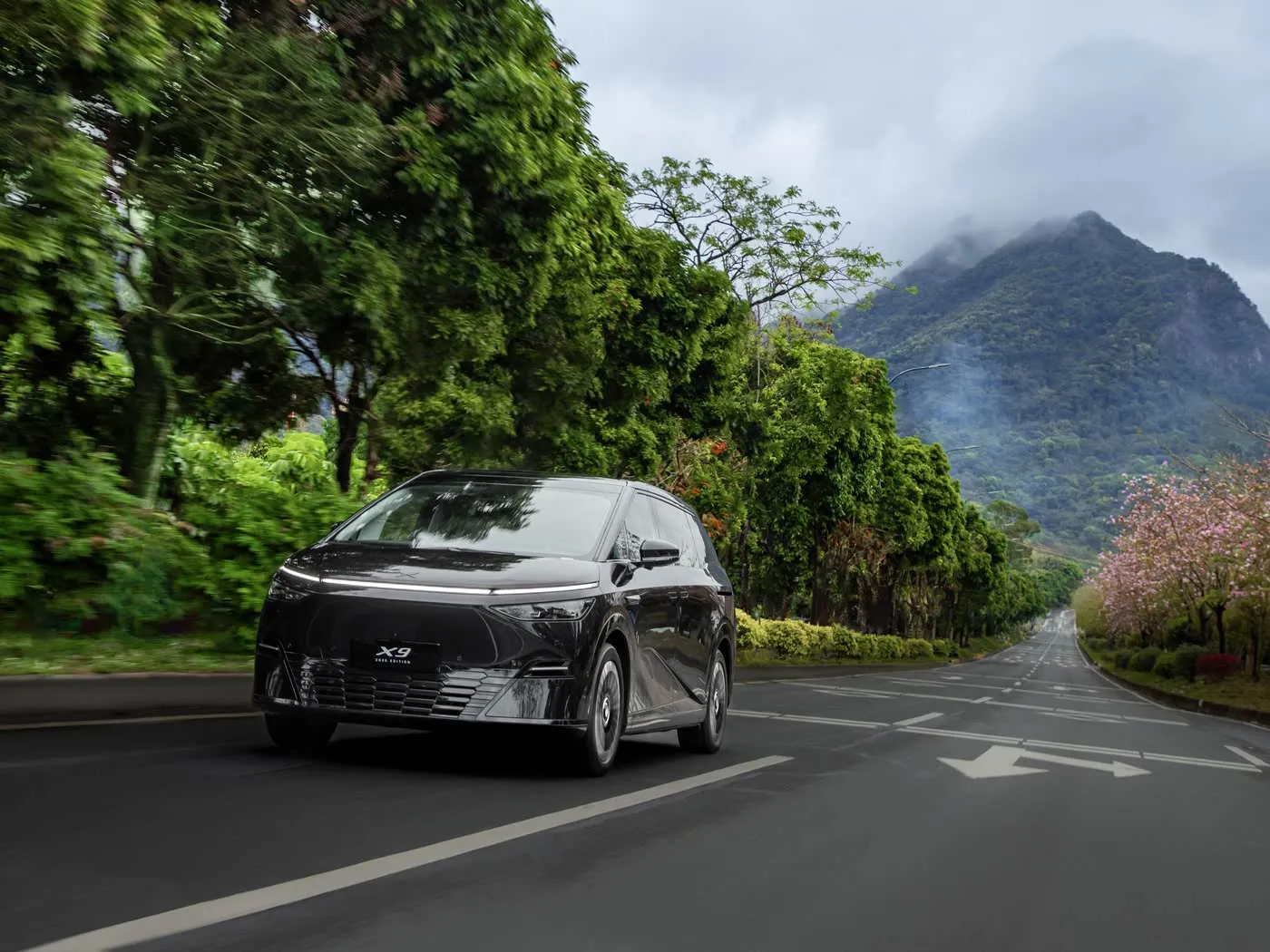 Xpeng X9 Long Range MPV SUV พวงมาลัยซ้ายไฟฟ้าบริสุทธิ์ ราคาที่แข่งขันได้ รถยนต์พลังงานใหม่