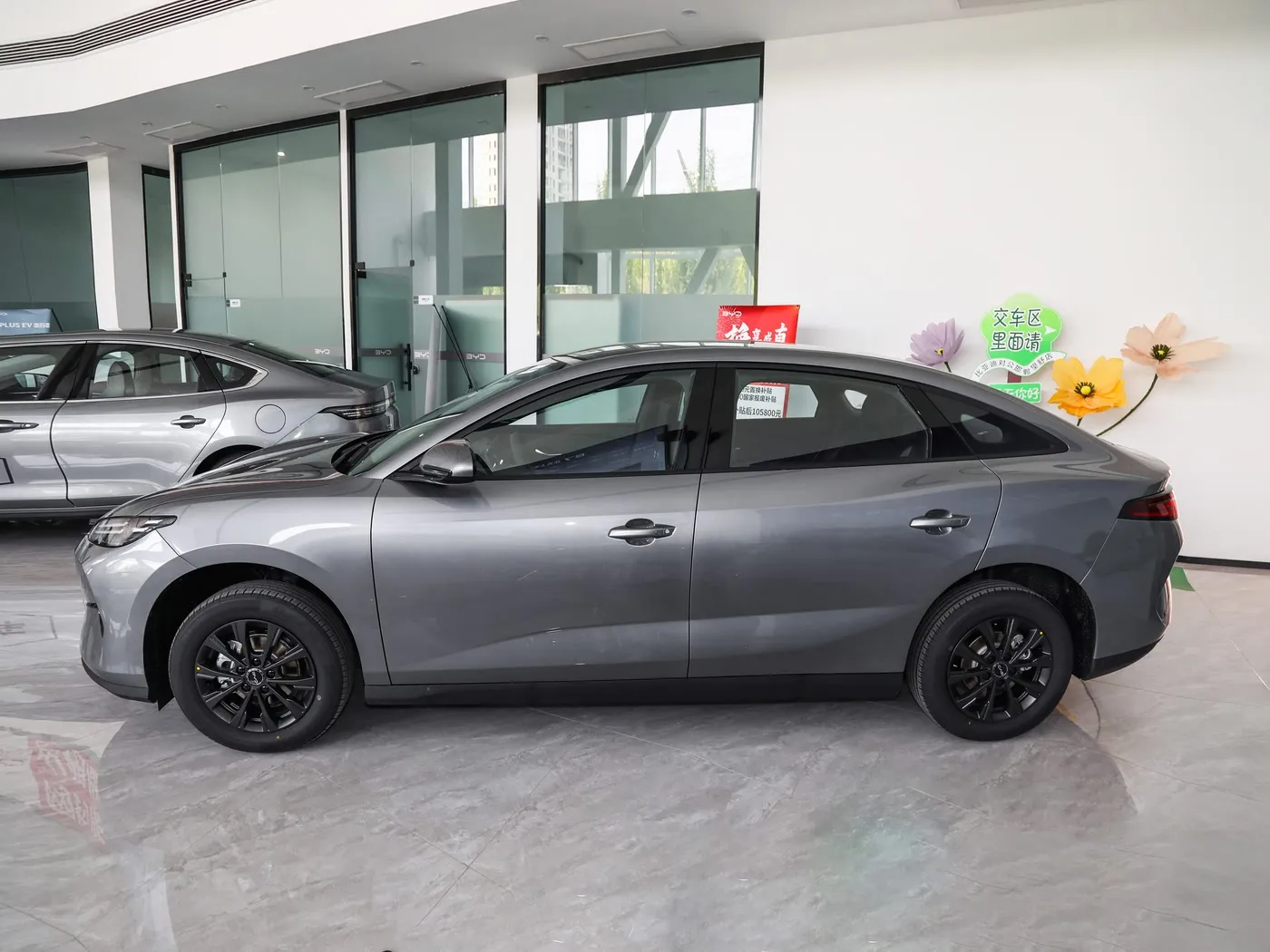 รถยนต์รุ่นใหม่ BYD E7 EV 150 กม. / ชม. ความเร็วสูงสุด 136HP 180Nm แรงบิดรถยนต์ไฟฟ้า 5 ที่นั่ง
