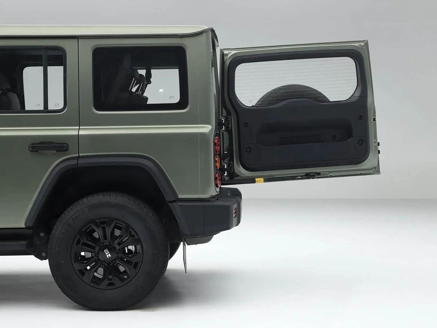 2025 BAIC 212 T01 ทนทาน 4WD SUV ขนาดกะทัดรัดเบนซิน/ดีเซล 8AT และหนังภายในอุ่นหนังพวงมาลัยฐานล้อยาว