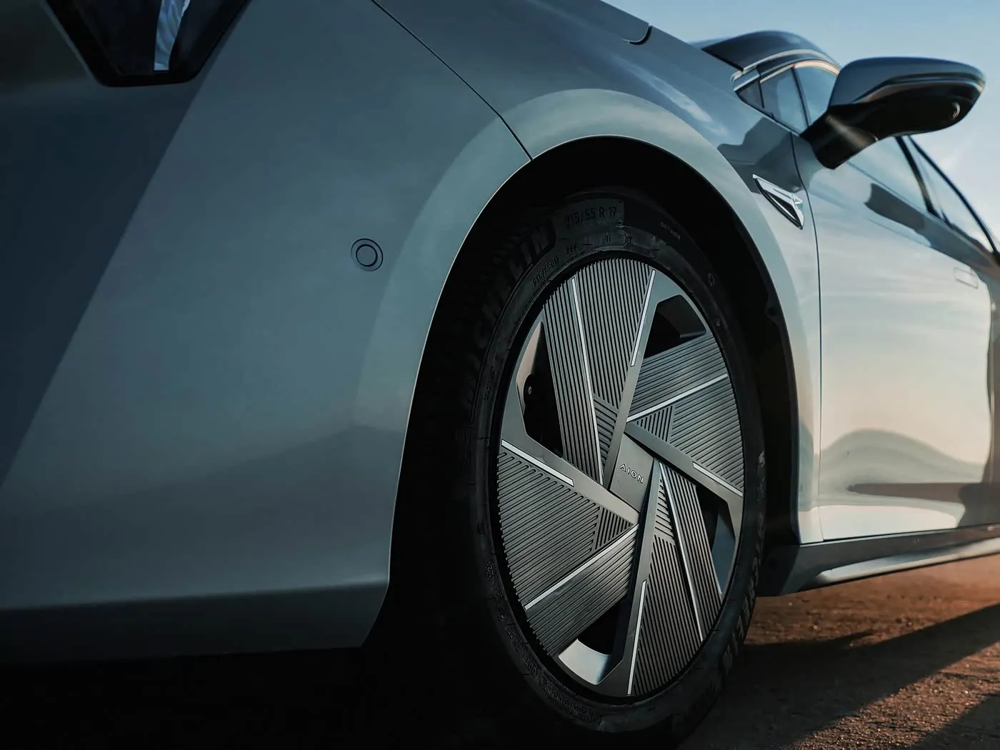 AION RT รถ SUV ไฟฟ้า มือซ้าย ความเร็วสูง EV เกียร์อัตโนมัติ กล่องไฮบริด ซีดานระดับมินิ รถยนต์พลังงานใหม่สำหรับผู้ใหญ่