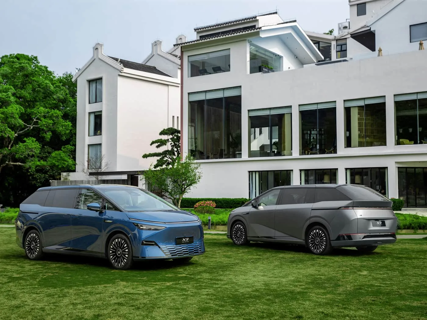 Xpeng X9 Long Range MPV SUV พวงมาลัยซ้ายไฟฟ้าบริสุทธิ์ ราคาที่แข่งขันได้ รถยนต์พลังงานใหม่