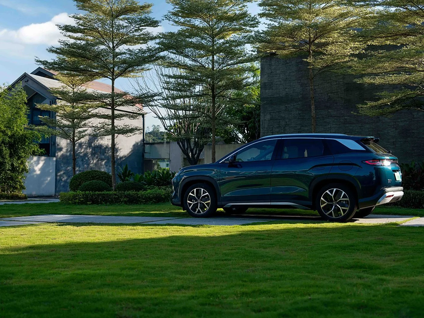 BYD Song L DM-i Compact PHEV SUV รถยนต์พลังงานใหม่ความเร็วสูง DiPilot 2.0 ที่นั่งอุ่น กล้องพาโนรามา 360°