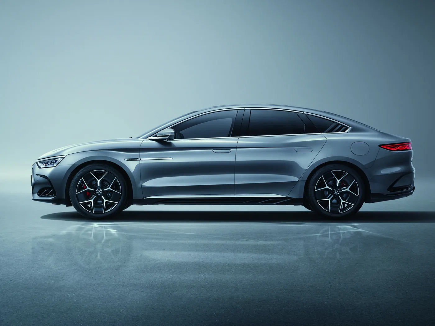 BYD Han EV/DM-i รถยนต์ซีดานหรูขับเคลื่อนด้วยไฟฟ้าพร้อมกำลังมอเตอร์คู่และเทคโนโลยีล้ำสมัย NEW ENERGE